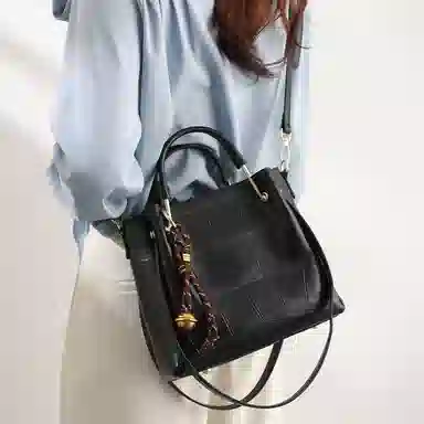 恒源祥 新时尚百搭大气大容量高级感懒惰风鳄鱼纹水桶包菜篮子百搭复古通勤 超纤合成革 单肩包斜挎手提包 女款 黑色