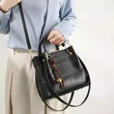 恒源祥 新时尚百搭大气大容量高级感懒惰风鳄鱼纹水桶包菜篮子百搭复古通勤 超纤合成革 单肩包斜挎手提包 女款 黑色