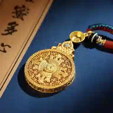 玉临门 新中式民族风顺利人缘财运健康莲花五条圆形唐卡热贡手绘 合金 吊坠 男女同款情侣款 送 男 女朋友 七 夕礼 物 礼盒包装