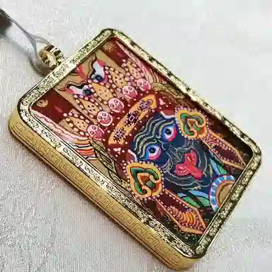 玉临门 国潮民族风藏式复古风格独特扎基拉姆唐卡热贡手绘 合金 吊坠 男女同款情侣款 送 男 女朋友 七 夕礼 物 礼盒包装