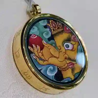 玉临门 新中式民族风招财进宝财运连连黄财神圆形唐卡热贡手绘 合金 吊坠 男女同款情侣款 送 男 女朋友 七 夕礼 物 礼盒包装