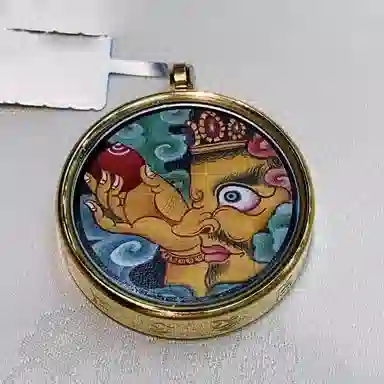 玉临门 新中式民族风招财进宝财运连连黄财神圆形唐卡热贡手绘 合金 吊坠 男女同款情侣款 送 男 女朋友 七 夕礼 物 礼盒包装
