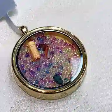 玉临门 新中式民族风招财进宝财运连连黄财神圆形唐卡热贡手绘 合金 吊坠 男女同款情侣款 送 男 女朋友 七 夕礼 物 礼盒包装