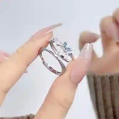 郁馨 甜心伴月蝶舞翩翩闪钻简约温柔轻奢高级感小众设计 约会甜蜜发光招财福蝶开口可调节对戒甜美森系#好运 檀木 戒指 男女同款情侣款