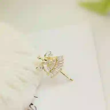 山一丸 防走光芭蕾舞创意衬衫领口固定衣服 铜镶锆石 胸针 女款