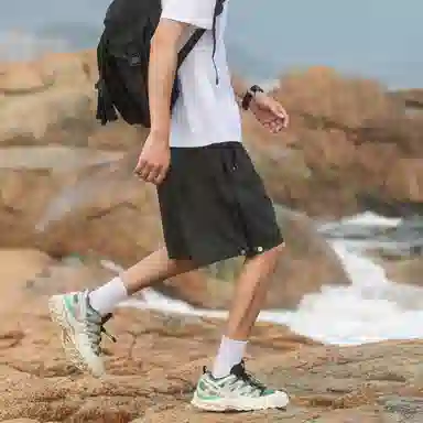 领航骆驼 美式速干透气纯色户外运动直筒休闲短裤 男女同款