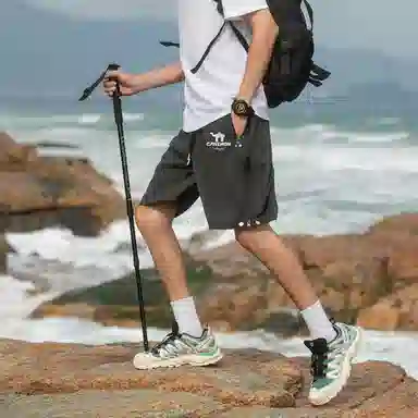 领航骆驼 美式速干透气纯色户外运动直筒休闲短裤 男女同款