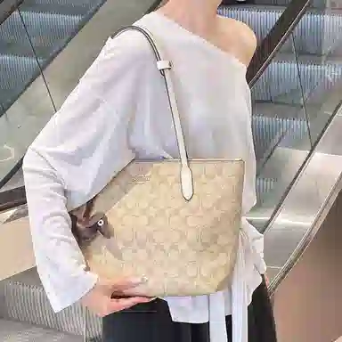 coachZip Top Tote30