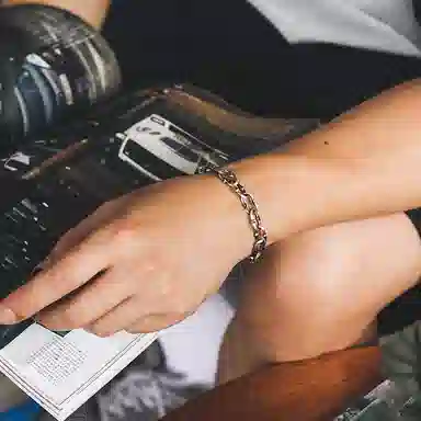 925