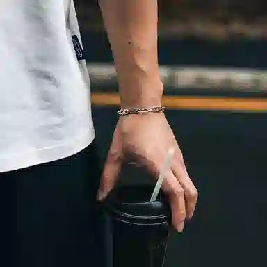 925