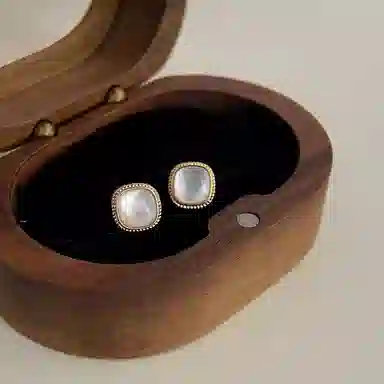 925