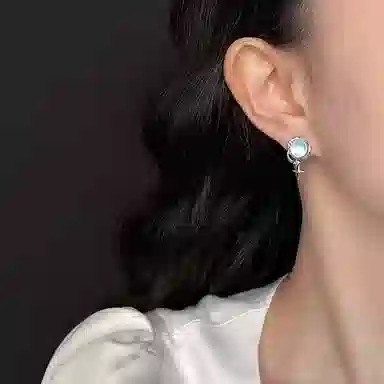 925