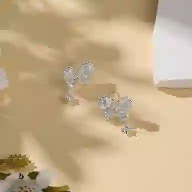 925