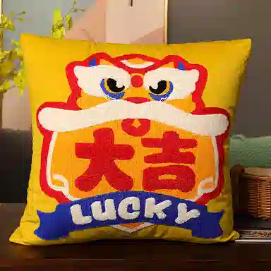 公主恋人 龙年暴富大吉绣花靠枕  抱枕 玩偶 毛绒公仔