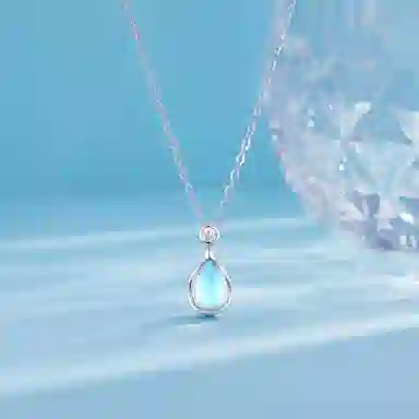 925