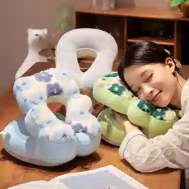 雄俊 卡通羊羔绒午睡枕 玩偶周边