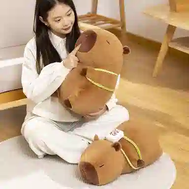 雄俊 可爱呆萌财鼠精灵 搞怪卡皮巴拉萌宠发财背包水豚 玩偶 毛绒公仔