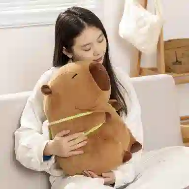 雄俊 可爱呆萌财鼠精灵 搞怪卡皮巴拉萌宠发财背包水豚 玩偶 毛绒公仔