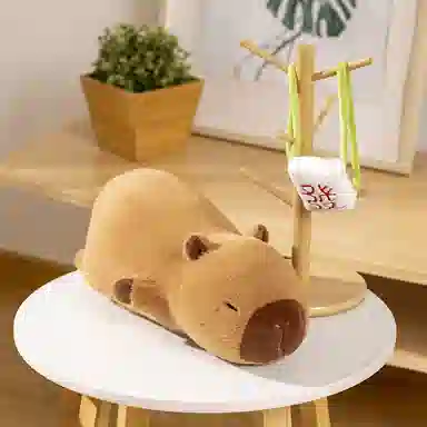 雄俊 可爱呆萌财鼠精灵 搞怪卡皮巴拉萌宠发财背包水豚 玩偶 毛绒公仔
