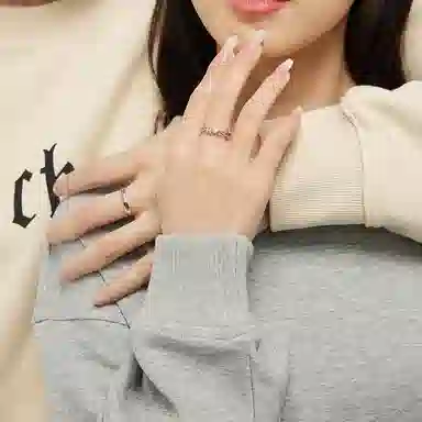 925