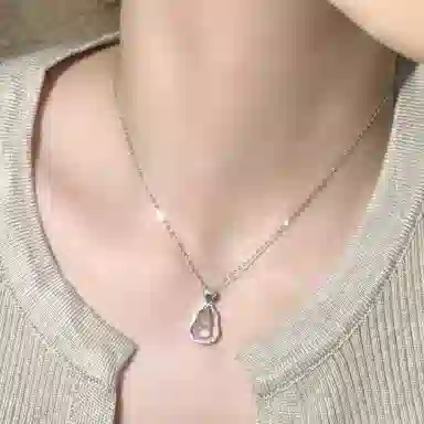 925