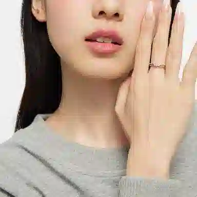 925