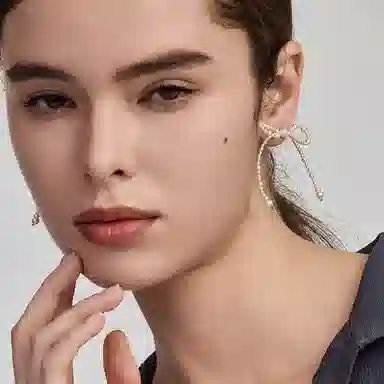 925