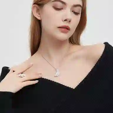 925