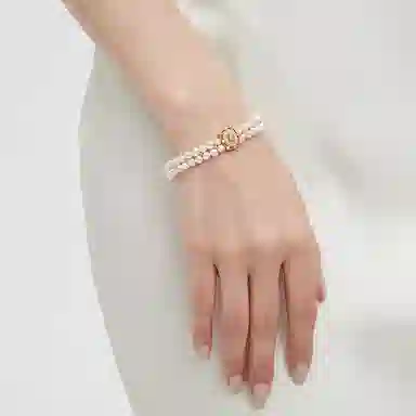 925