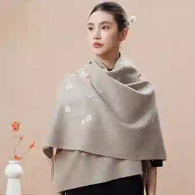 上海故事 桃香雅韵点绣刺绣工艺双面水波纹细绒高贵质感亲肤保暖礼盒包装 绵羊毛 披肩 女款 多色