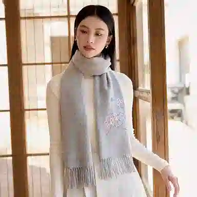 上海故事 秋冬福来系列绵羊毛加厚刺绣工艺流苏设计细腻柔软保暖礼盒包装 绒线围巾 女款