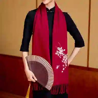 上海故事 秋冬福来系列绵羊毛加厚刺绣工艺流苏设计细腻柔软保暖礼盒包装 绒线围巾 女款