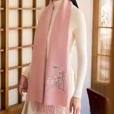 上海故事 秋冬福来系列绵羊毛加厚刺绣工艺流苏设计细腻柔软保暖礼盒包装 绒线围巾 女款