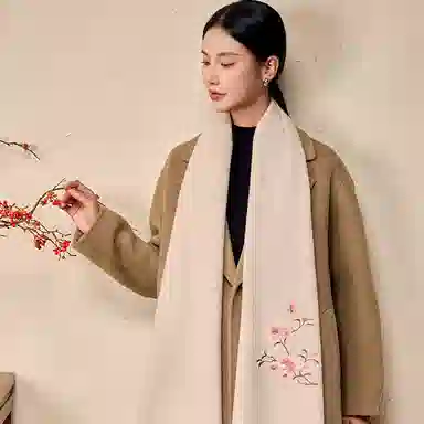 上海故事 秋冬福来系列绵羊毛加厚刺绣工艺流苏设计细腻柔软保暖礼盒包装 绒线围巾 女款