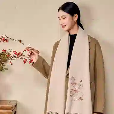 上海故事 秋冬福来系列绵羊毛加厚刺绣工艺流苏设计细腻柔软保暖礼盒包装 绒线围巾 女款