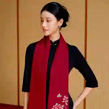 上海故事 秋冬福来系列绵羊毛加厚刺绣工艺流苏设计细腻柔软保暖礼盒包装 绒线围巾 女款