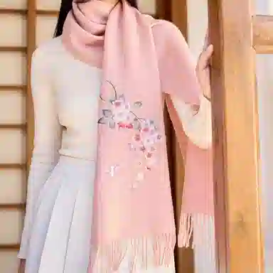 上海故事 秋冬福来系列绵羊毛加厚刺绣工艺流苏设计细腻柔软保暖礼盒包装 绒线围巾 女款