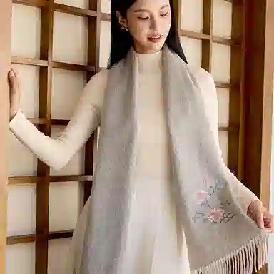 上海故事 秋冬福来系列绵羊毛加厚刺绣工艺流苏设计细腻柔软保暖礼盒包装 绒线围巾 女款