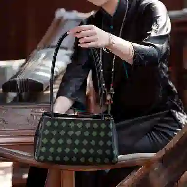 上海故事 新中式香云纱高级复古 桑蚕丝 单肩包 中号 女款 牛油果绿