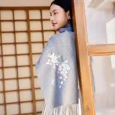 上海故事 秋冬福来系列绵羊毛加厚刺绣工艺流苏设计细腻柔软保暖礼盒包装 绒线围巾 女款