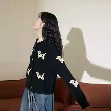 玉儿恋 高级感宽松慵懒感软糯休闲简约小狗印花开衫内搭针织衫 女款 黑色
