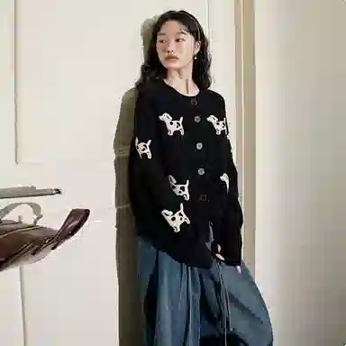 玉儿恋 高级感宽松慵懒感软糯休闲简约小狗印花开衫内搭针织衫 女款 黑色