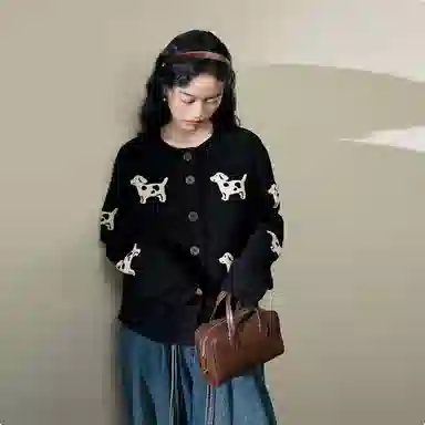 玉儿恋 高级感宽松慵懒感软糯休闲简约小狗印花开衫内搭针织衫 女款 黑色
