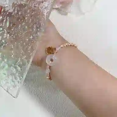 925