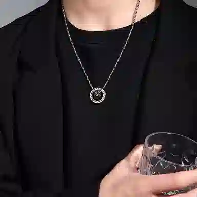 永恒旋律 招财纳福 锦鲤双环转运长款吊坠 新中式小众国风简约高级感设计 日常通勤经典百搭 诸事顺利 可调节毛衣链 好运 钛钢 项链 男款