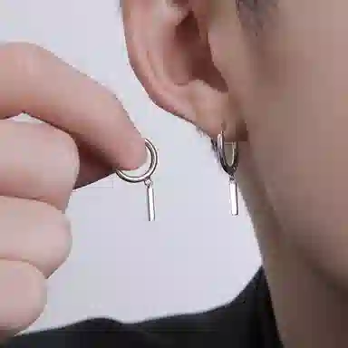 925