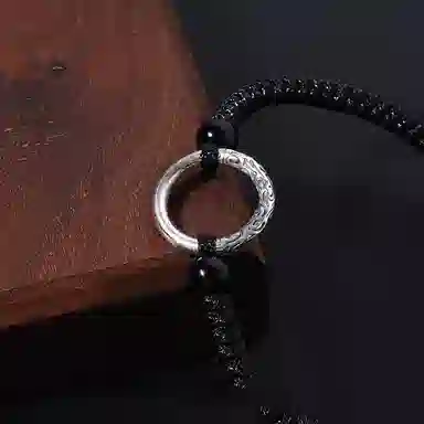 925
