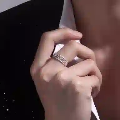 925