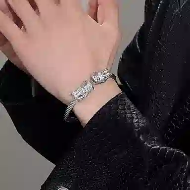 永恒旋律 霸气双龙造型设计 新中式潮流时尚高级感 简约复古国潮 可调节 钛钢 手镯 男款 银色
