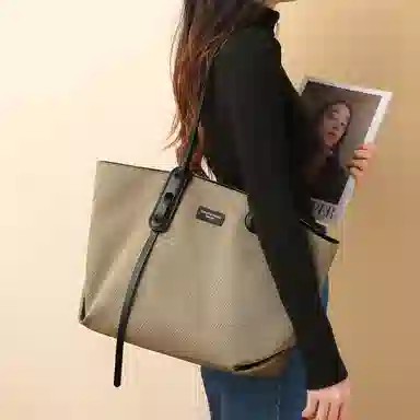 COMELY Tote